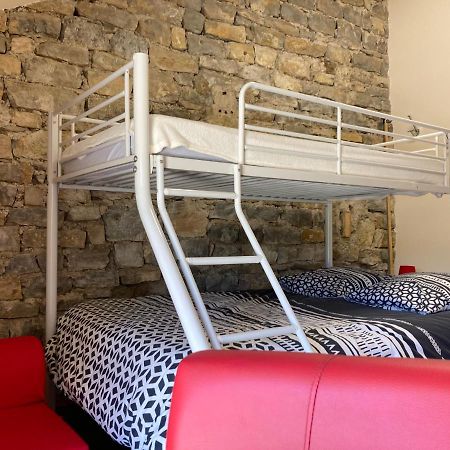 La Chambre Du Tonneau Montigny-sur-l'Ain Buitenkant foto